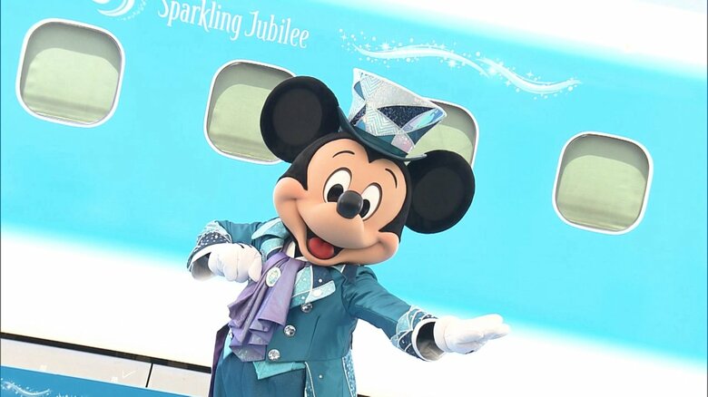 東京ディズニーシー25周年を記念 特別な衣装に身を包んだミッキーやミニ―などが描かれた特別塗装 “スパークリング・ジュビリー”をテーマにした東海道新幹線お披露目|FNNプライムオンライン