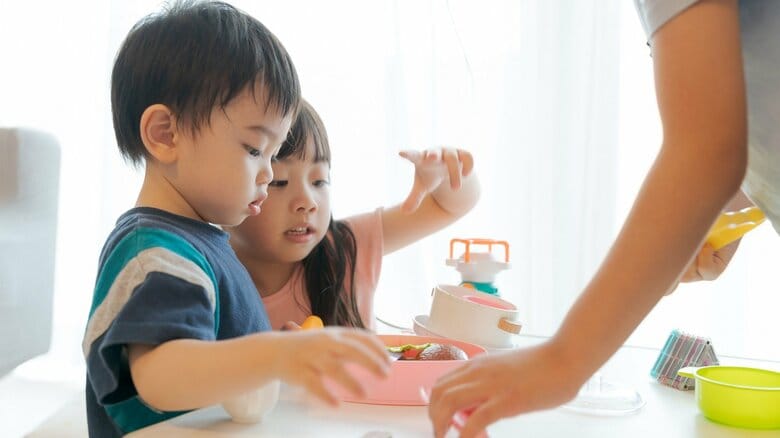 ままごとやヒーローごっこはただの子どもの遊びではない？アメリカの研究で見えた「ごっこ遊び」が育てる力｜FNNプライムオンライン