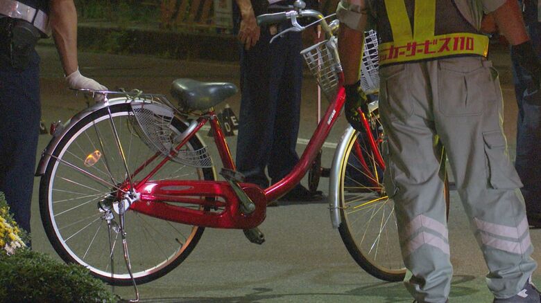 89歳男性が死亡　車が道路を横断中の男性と自転車をはねる　病院に搬送も外傷性ショックで死亡確認　車の75歳会社役員の女性にけがなし　現場は信号機や横断歩道のない県道　長野・佐久市｜FNNプライムオンライン