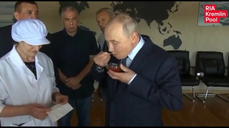 プーチン大統領が北方領土・択捉島を訪問 ロシア大統領府がイクラ試食の様子など公開 茂木外務大臣「日本国として強く抗議」|FNNプライムオンライン