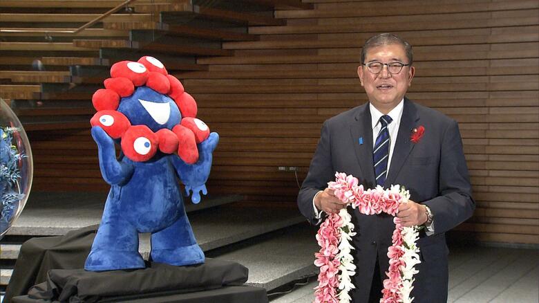ミャクミャクが石破首相に「いつもありがとう。疲れてない？もうひと踏ん張り」万博閉幕で官邸を後に｜FNNプライムオンライン