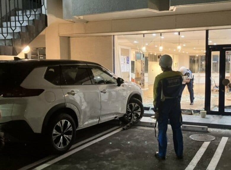 ダンススタジオに車突っ込む　77歳女性「ブレーキとアクセルを踏み間違えた」｜FNNプライムオンライン