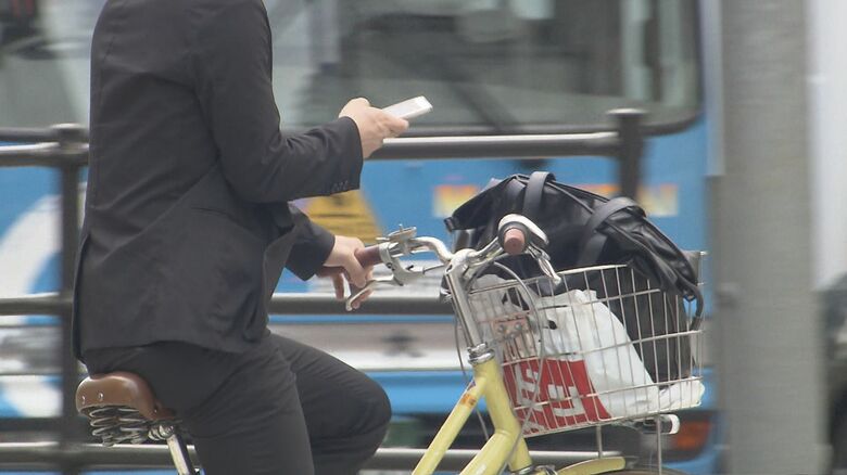 自転車の「ながらスマホ」「酒気帯び運転」14歳以上が罰則の対象に　道路交通法が改正で罰則強化や新設｜FNNプライムオンライン