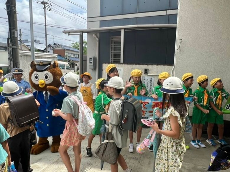 終業式後の小学校校門で…交通少年団に所属する児童と警察官らが交通安全呼びかけ「道路で遊ばないように」｜FNNプライムオンライン