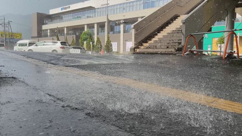 連日の「ゲリラ雷雨」　道路が冠水　長野県内では大気の状態が不安定　土砂災害などに注意を　　　｜FNNプライムオンライン