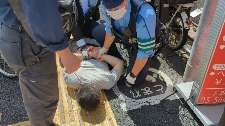 赤ちゃんを連れ去られようとして取り押さえられた男(東京・足立区 視聴者撮影)