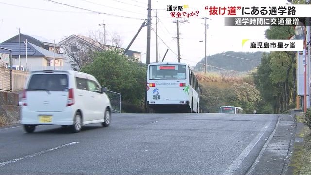 道路を下った先に抜け道がある