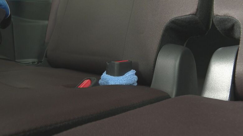 リストバンドなどを使ってバックルを自立させる