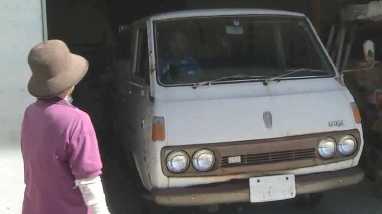 “マニア垂涎”初代ハイエースでお菓子を届け続けて…島民から愛される70歳女性の人間力【沖縄発】