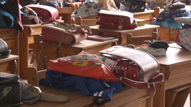 熊町小学校の教室には、児童たちの私物がそのまま残っている