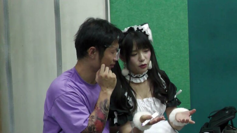 ファンとふれ合う中国の地下アイドル