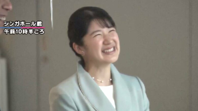 シンガポール館を視察される愛子さま