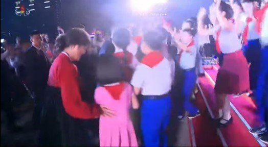 少女をねぎらう李雪主氏