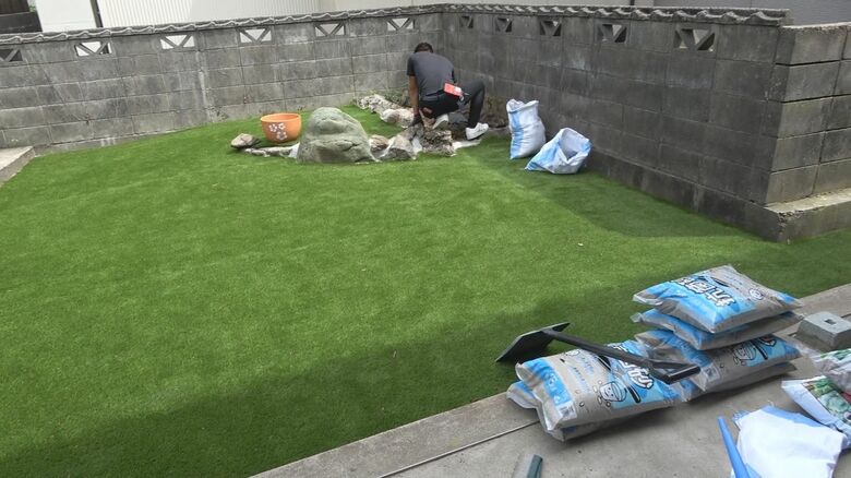 子供たちが遊ぶ庭は人工芝