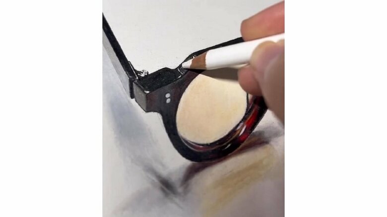 描く手元をアップ