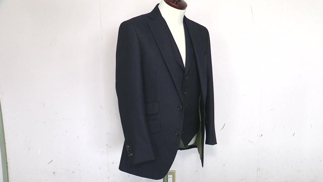 羊毛で作る梳毛織物としては全国初の100％国産スーツ