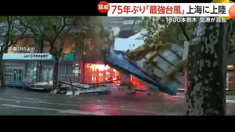 冠水した道路を車が走り去っていった直後、建物からがれきが落下する一部始終（5）