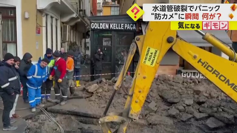 割れた道路の復旧作業の様子