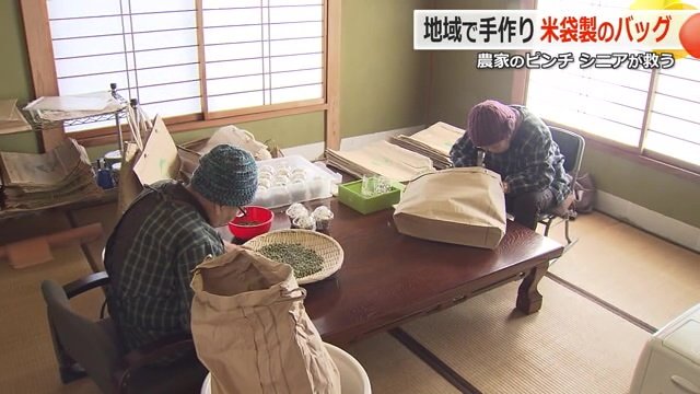 コミュニティセンターで作業するシニアたち