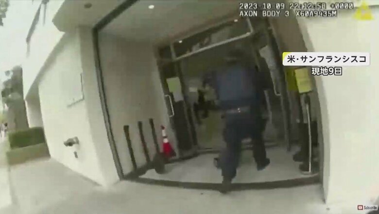 突入する警察官の様子