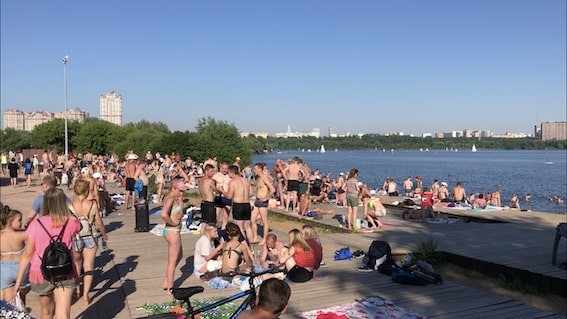 日光浴や水遊びを楽しむ人でごった返すモスクワ川。マスクをしている人はいない（6月）