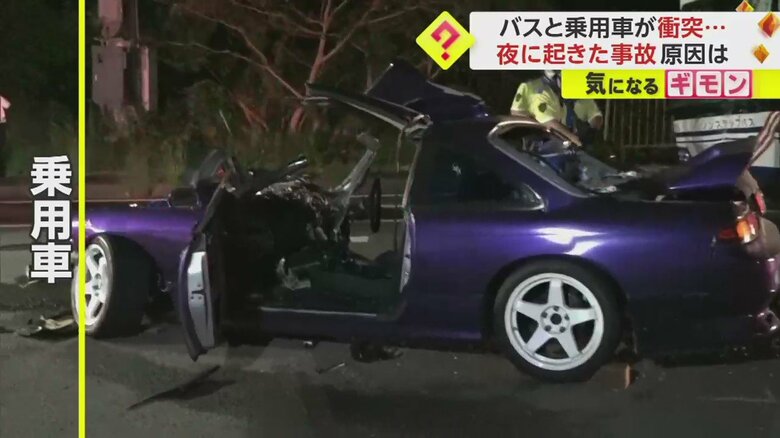 バスとの正面衝突で大破した乗用車