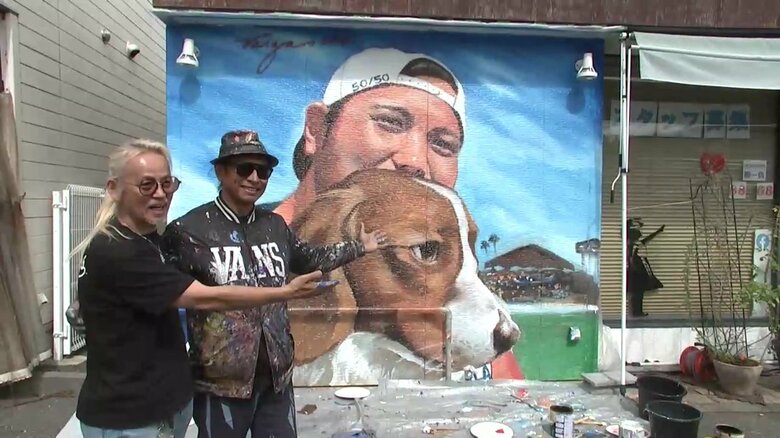 大谷選手の壁画の前で…ロバート・バルガスさんと菅野広宣さん