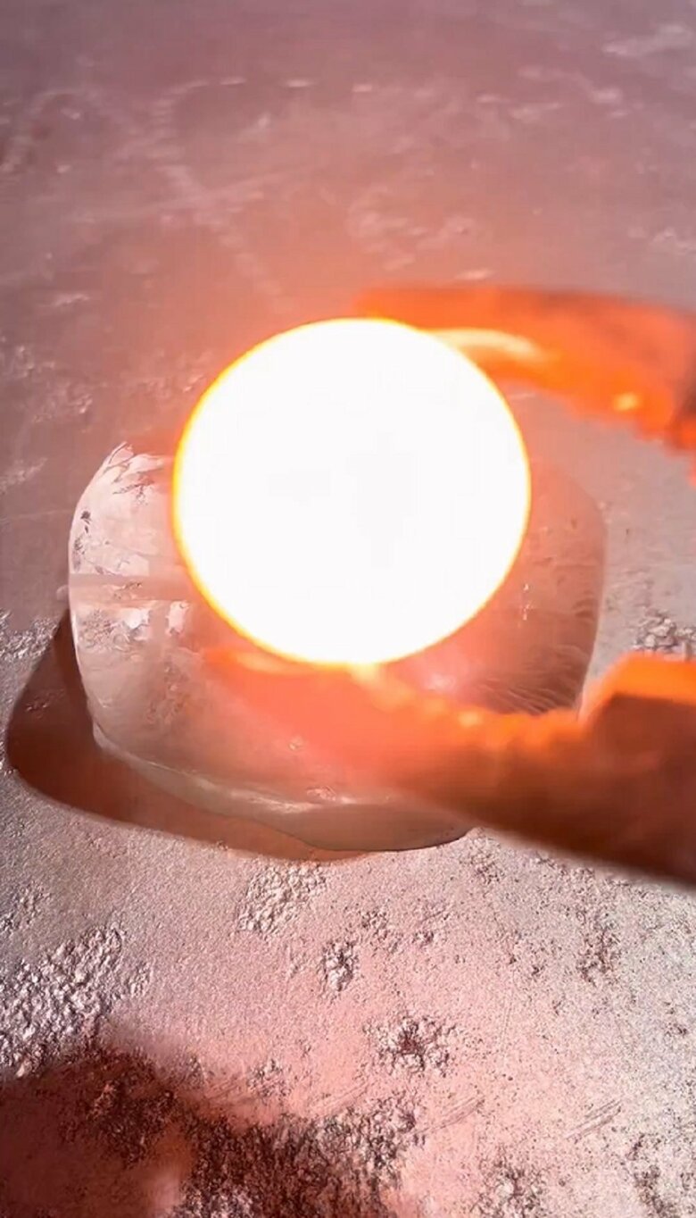 1000℃に熱せられた鉄球
