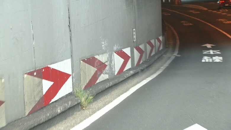 トンネルの側壁には、事故の跡が残されていた（1日午後）