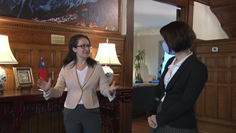 ツイン・オークスの内部を案内する蕭美琴氏