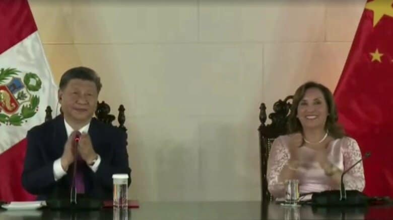 チャンカイ港の開港式典にオンラインで出席した習近平国家主席とペルーのボルアルテ大統領（11月14日）