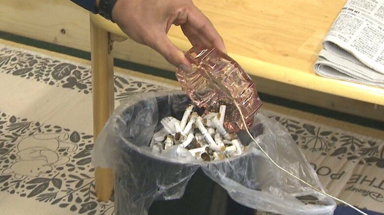 火が完全に消えていないタバコをゴミ箱へ