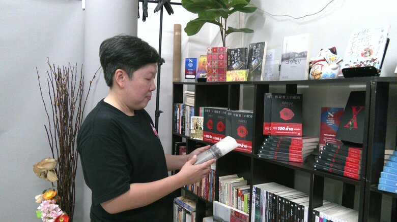 東野作品が並ぶ本棚。これまで57冊をタイ語に翻訳・出版してきた