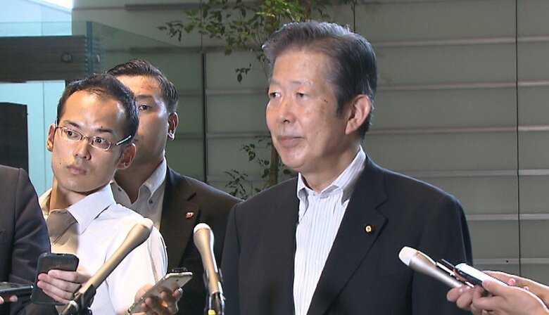 記者団の取材に応じる山口代表（9日）