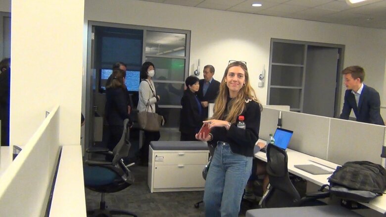 小池知事は、現地で、スタートアップ施設も視察した（16日）