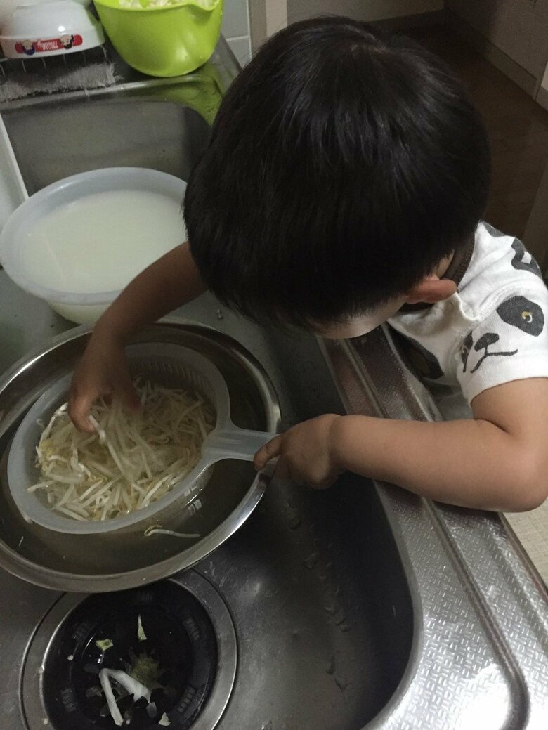 もやしを洗う当時2歳の息子さん