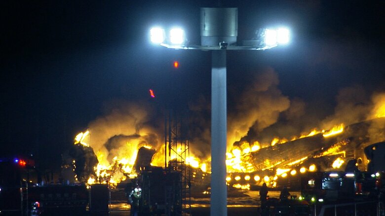 羽田空港で炎上する日航機