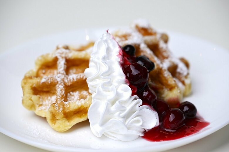 デザート＆軽食メニュー　ベリーワッフル（提供：株式会社B＆V）