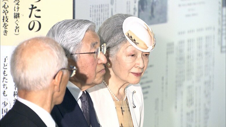対馬丸記念館の展示をご覧になる上皇ご夫妻（沖縄・那覇市 2014年）