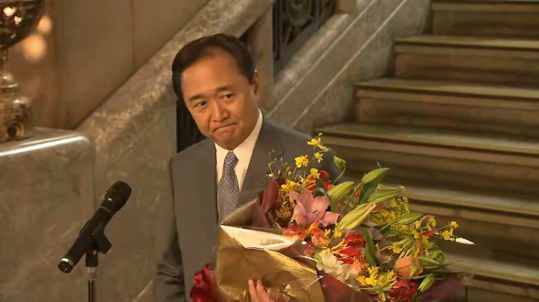 4回目の当選を果たした黒岩知事は、職員から花束を贈られた（10日午前 神奈川県庁）