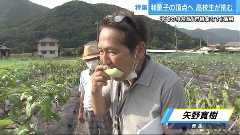 採れたての狩留家なすをかじる矢野記者