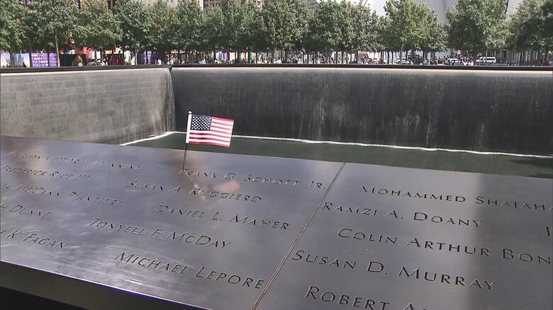 犠牲者の名前を刻む”グラウンド・ゼロ”に掲げられた星条旗（2021年9月）