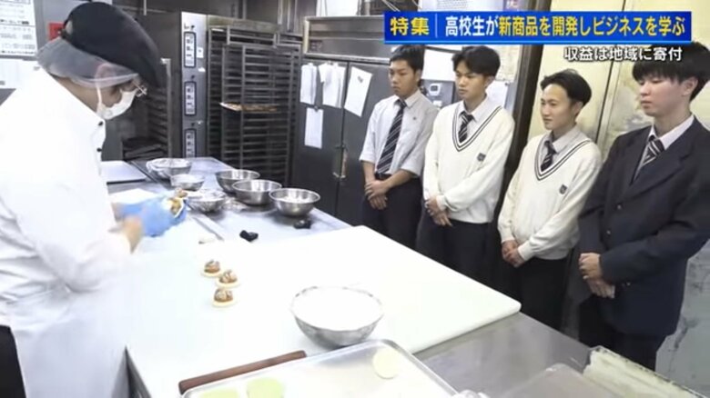 廣島カレーパン研究所を訪れた生徒