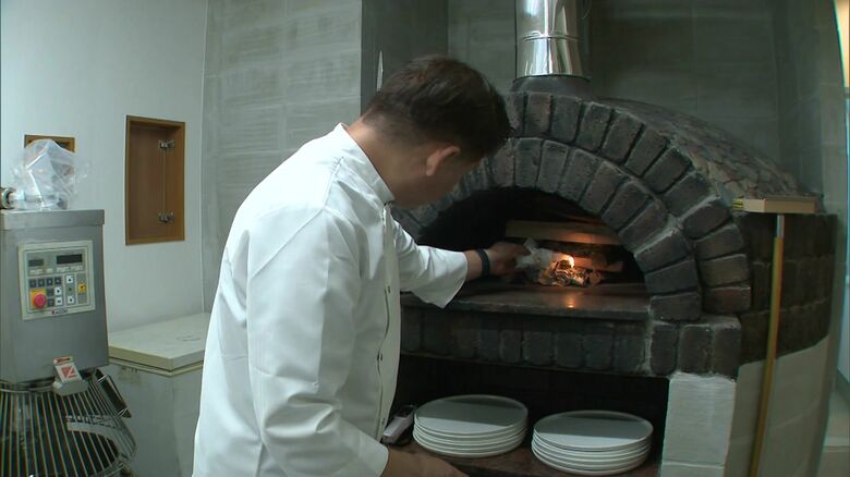 ピザ窯に火を入れる