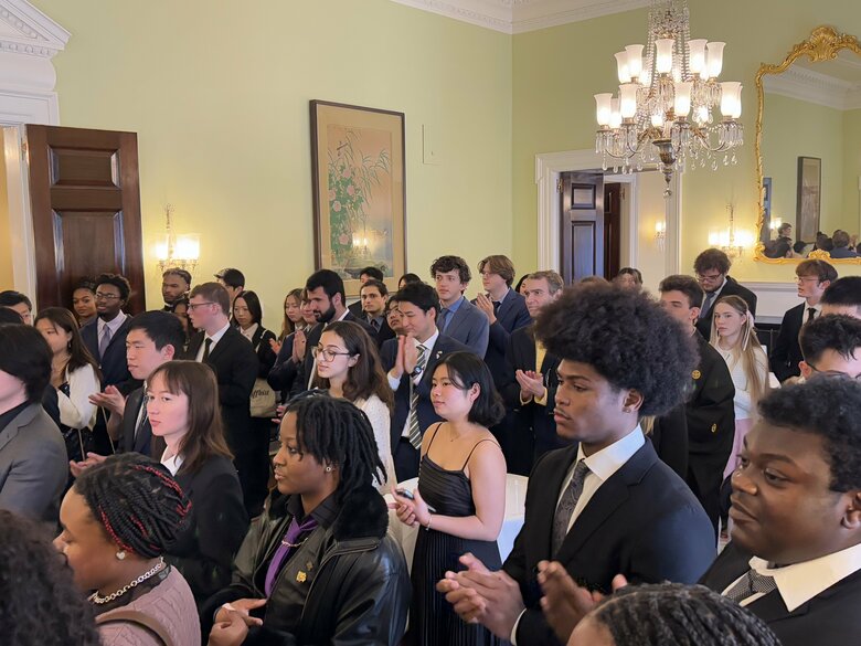 日本語を教える教員や関係者も大勢駆けつけた