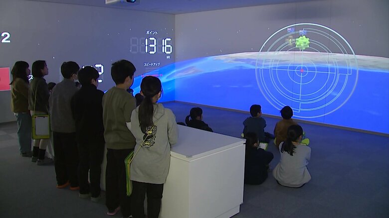 宇宙船を操作する「ごみ回収ゲーム」に子どもたちも夢中