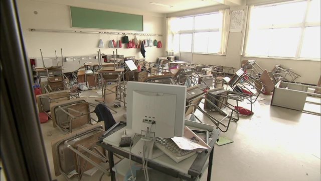 震災で物が散乱した教室