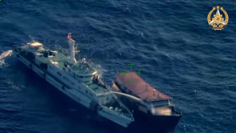 フィリピンの補給船に放水する中国・海警船(Armed Forces of the Philippinesより)