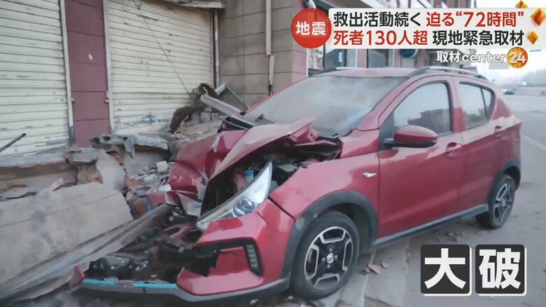 建物の屋根の一部が崩れ、その下に止めてあった車が大きく破損