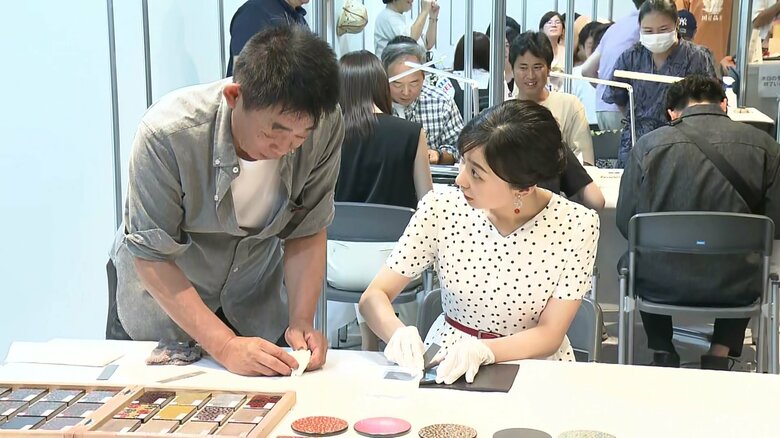 津軽塗を体験される佳子さま